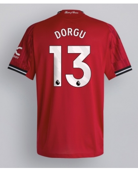 Manchester United Patrick Dorgu #13 Maglia Gara Casa Repliche 2025-26 Maniche Corte Manchester United Patrick Dorgu #13 Maglia Gara Casa Repliche 2025-26 Maniche Corte